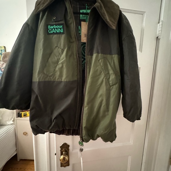 + GANNI corduroy-trimmed padded color-block waxed-cotton jacket
UK 10 - Picture 6 of 8